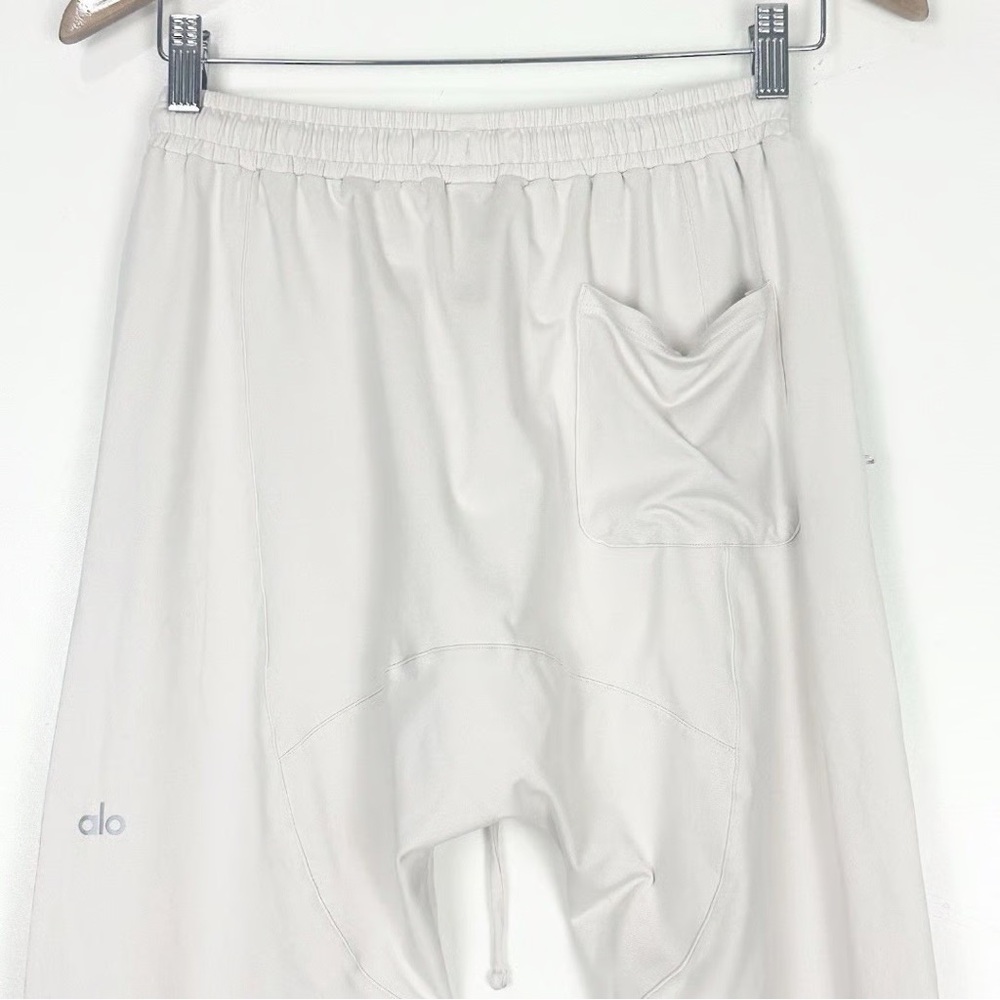 ALO Yoga Drop Crotch Joggers
Women’s Size: S